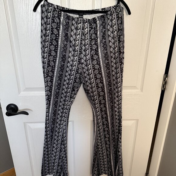 Shein Paisley Flared Leggings - Picture 1 of 3